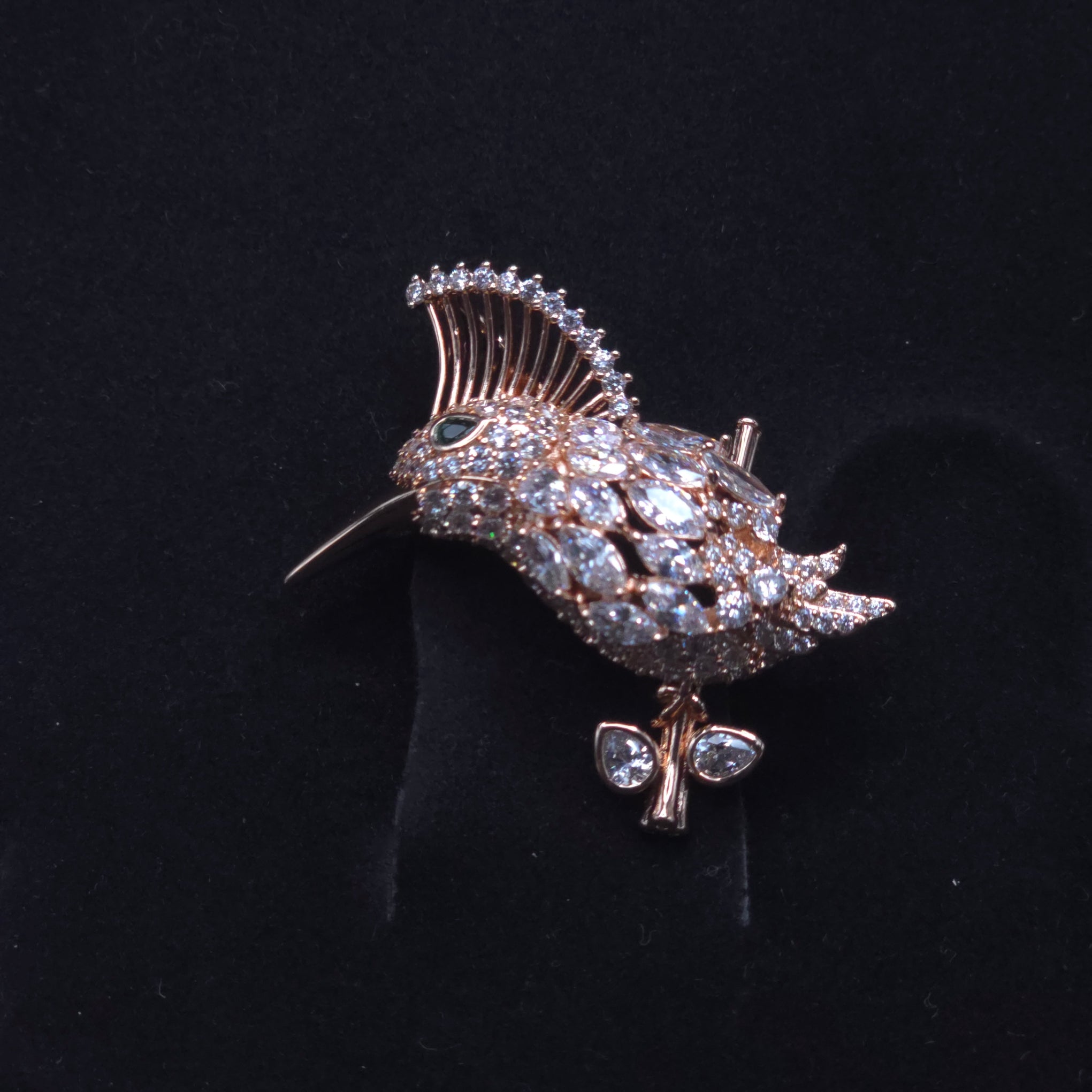 Dazzling Crystal Hummingbird Brooch | بروش طائر الطنان الكريستالي اللامع