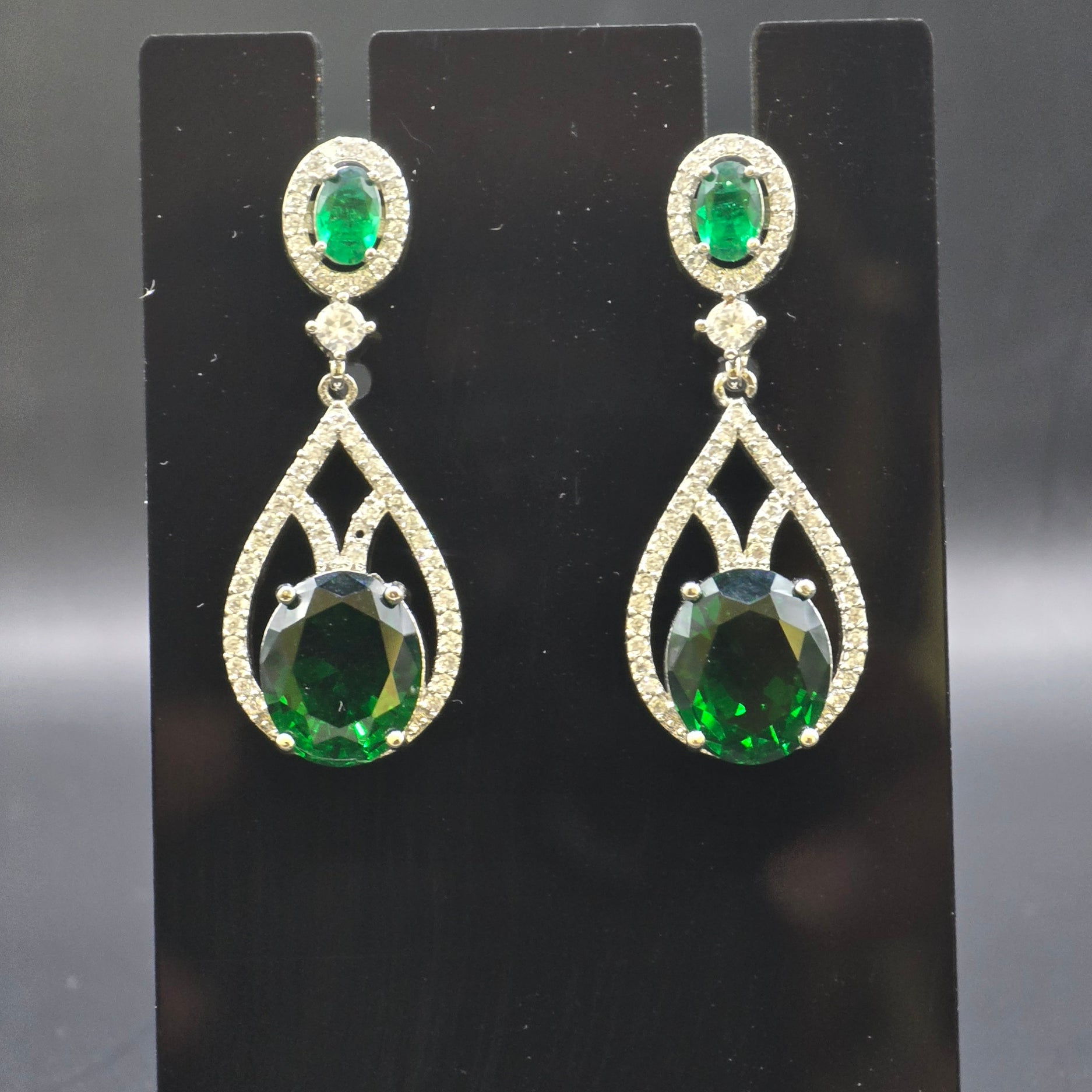 Manruya Emerald Green Teardrop Dangle Earrings - أقراط الزمرد الأخضر