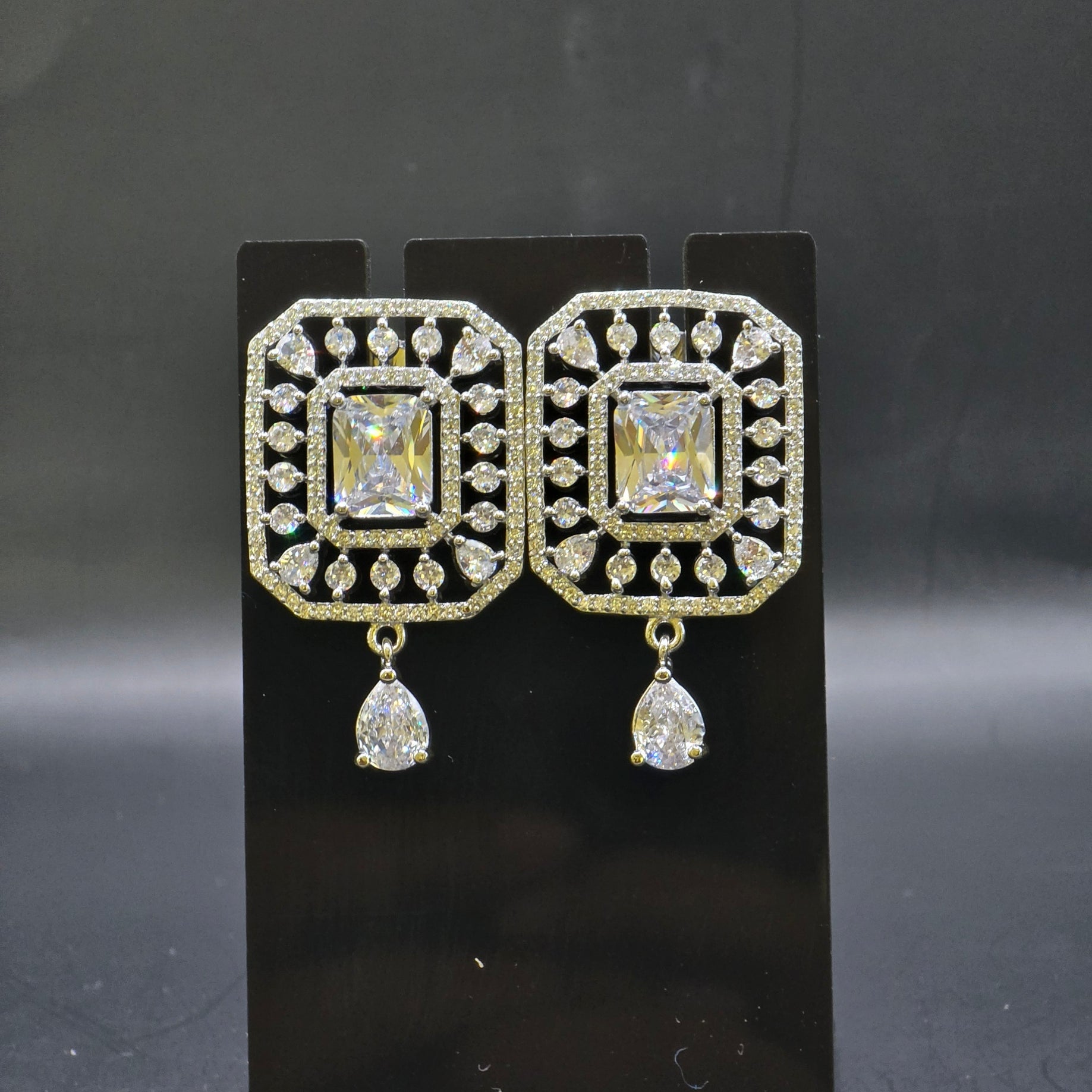Manruya Emerald-Cut Geometric Halo Drop Earrings - أقراط المربع الفاخرة