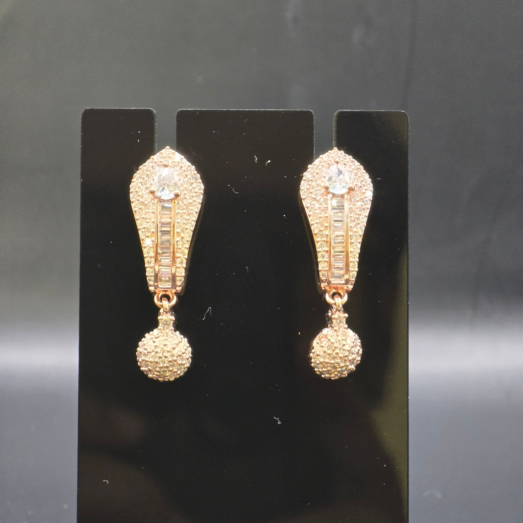 Manruya Rose Gold Baguette Geometric Drop Earrings - أقراط الأرت ديكو الفاخرة