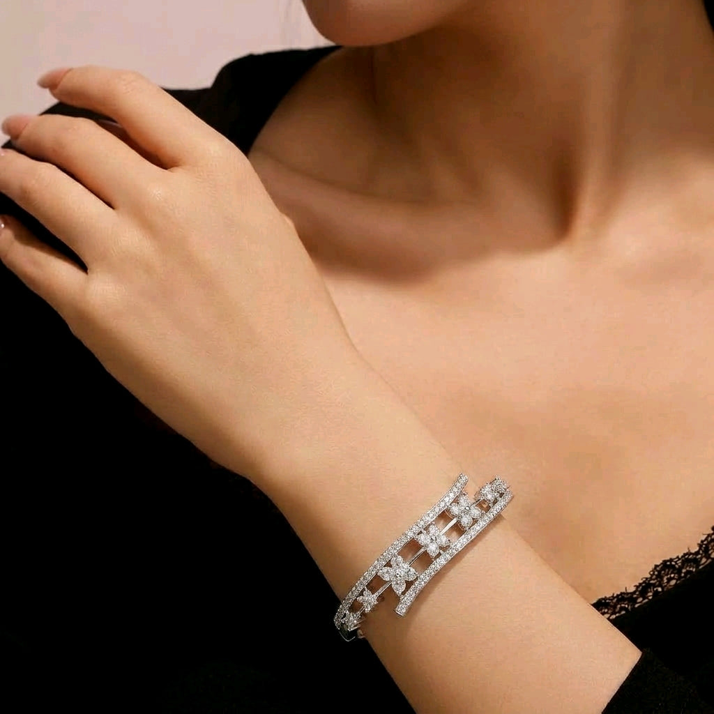 Modern Floating Starburst Silver Bracelet | سوار النجوم الفضي العصري بتصميم عائم
