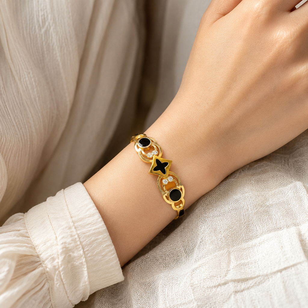 Manruya Anti-Tarnish Black Clover Bracelet | سوار مانرويا الأسود بتصميم البرسيم المقاوم لتغير اللون