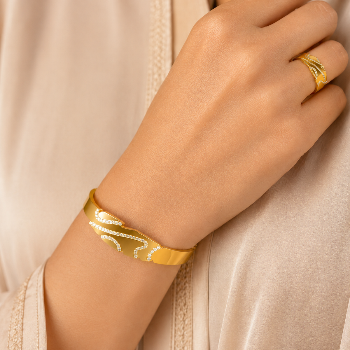 Elara Anti-Tarnish Gold Kada & Ring Set | طقم إلـارا كادا وخاتم ذهبي مقاوم للتصبغ