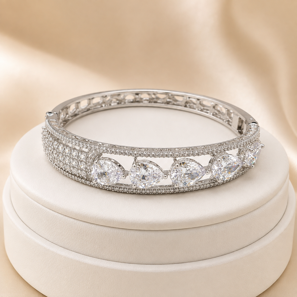 Seraphina Silver-Tone Heart Stone Bracelet | سوار سيرافينا بلون فضي بأحجار على شكل قلب