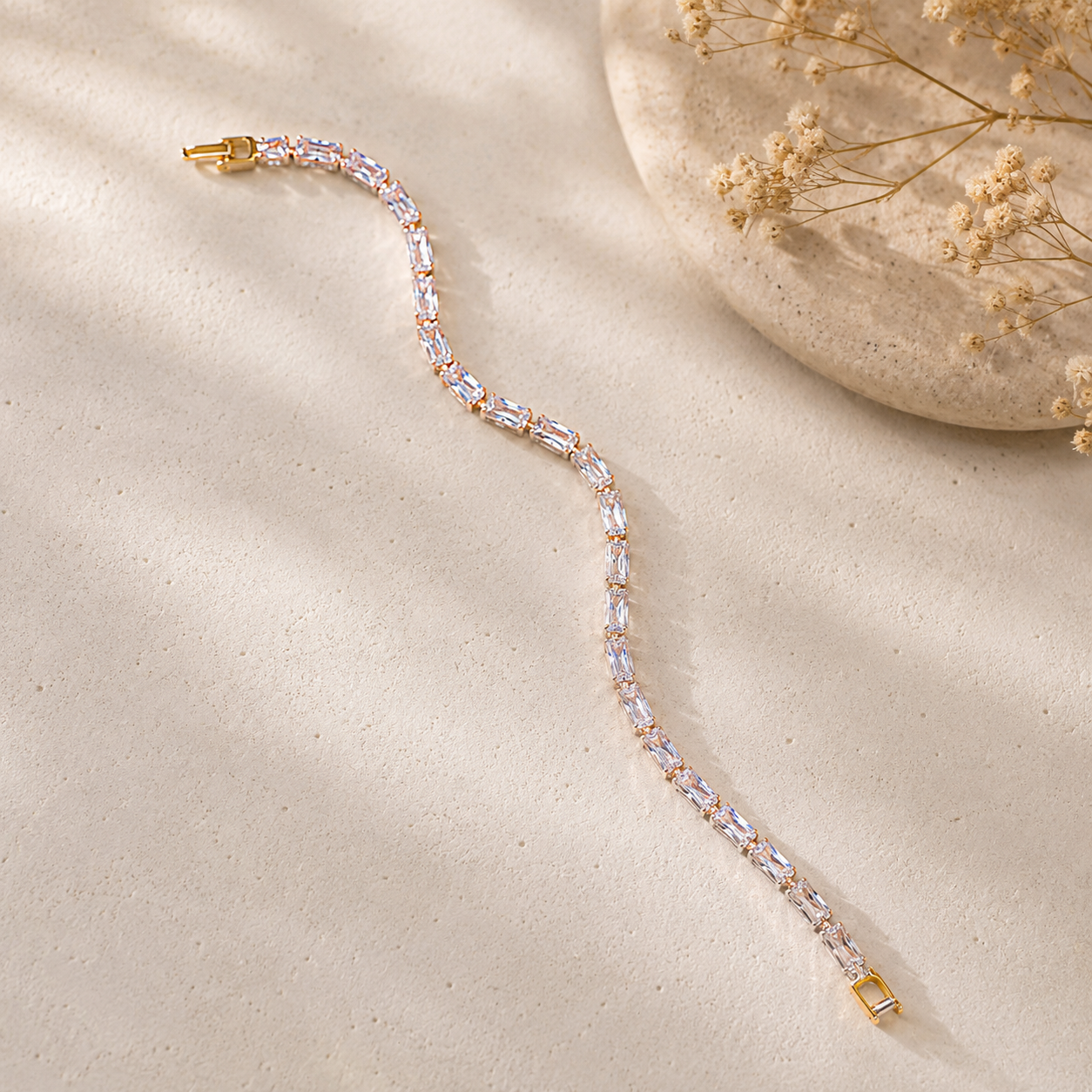 The Radiant Starline Baguette-Cut Bracelet | سوار "راديانت ستارلاين" بقطع الباغيت