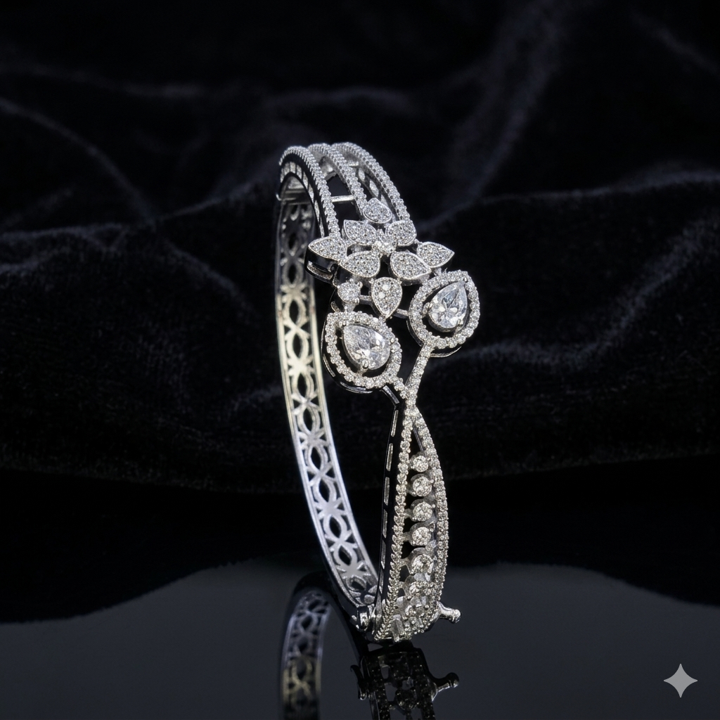 Floral Halo Emerald-Cut Silver Bracelet | سوار فضي بزهور وهالة بقطع الزمرد