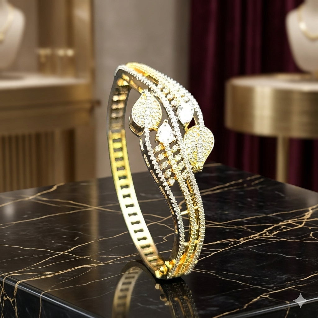 Celestial Duo-Tone Leaf & Starburst Bracelet | سوار أوراق الشجر السماوي بلونين الذهبي والفضي