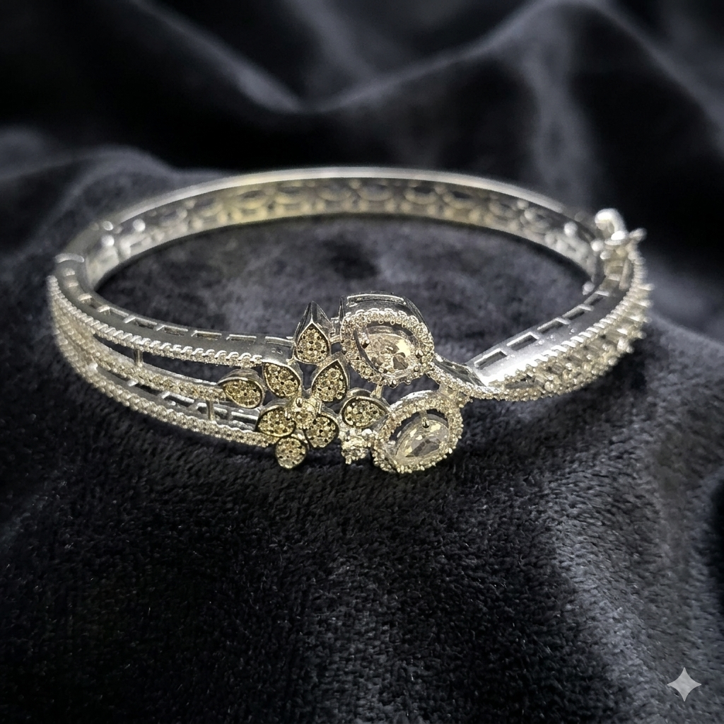 Floral Halo Emerald-Cut Silver Bracelet | سوار فضي بزهور وهالة بقطع الزمرد