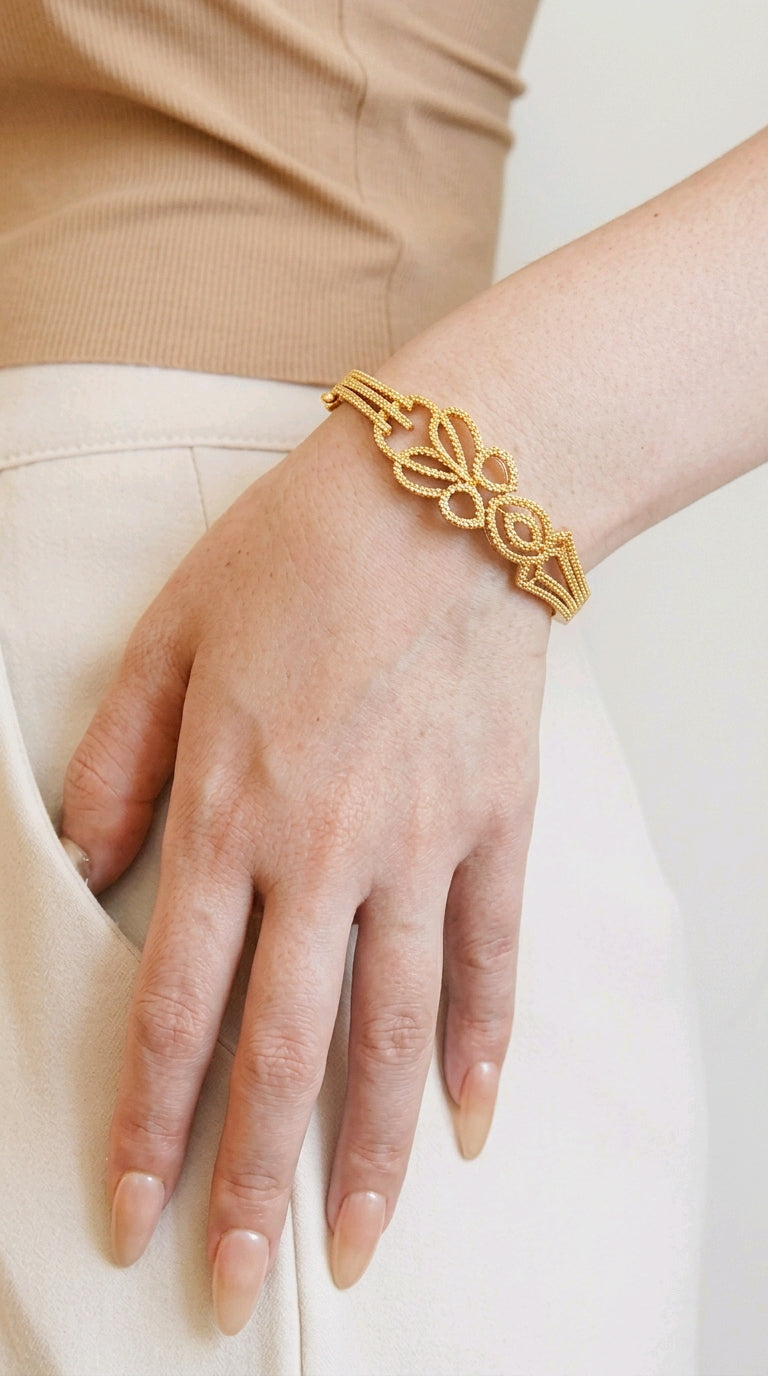 Antique Victorian-Style Golden Filigree Bracelet | سوار ذهبي مزخرف بتصميم فيكتوري كلاسيكي