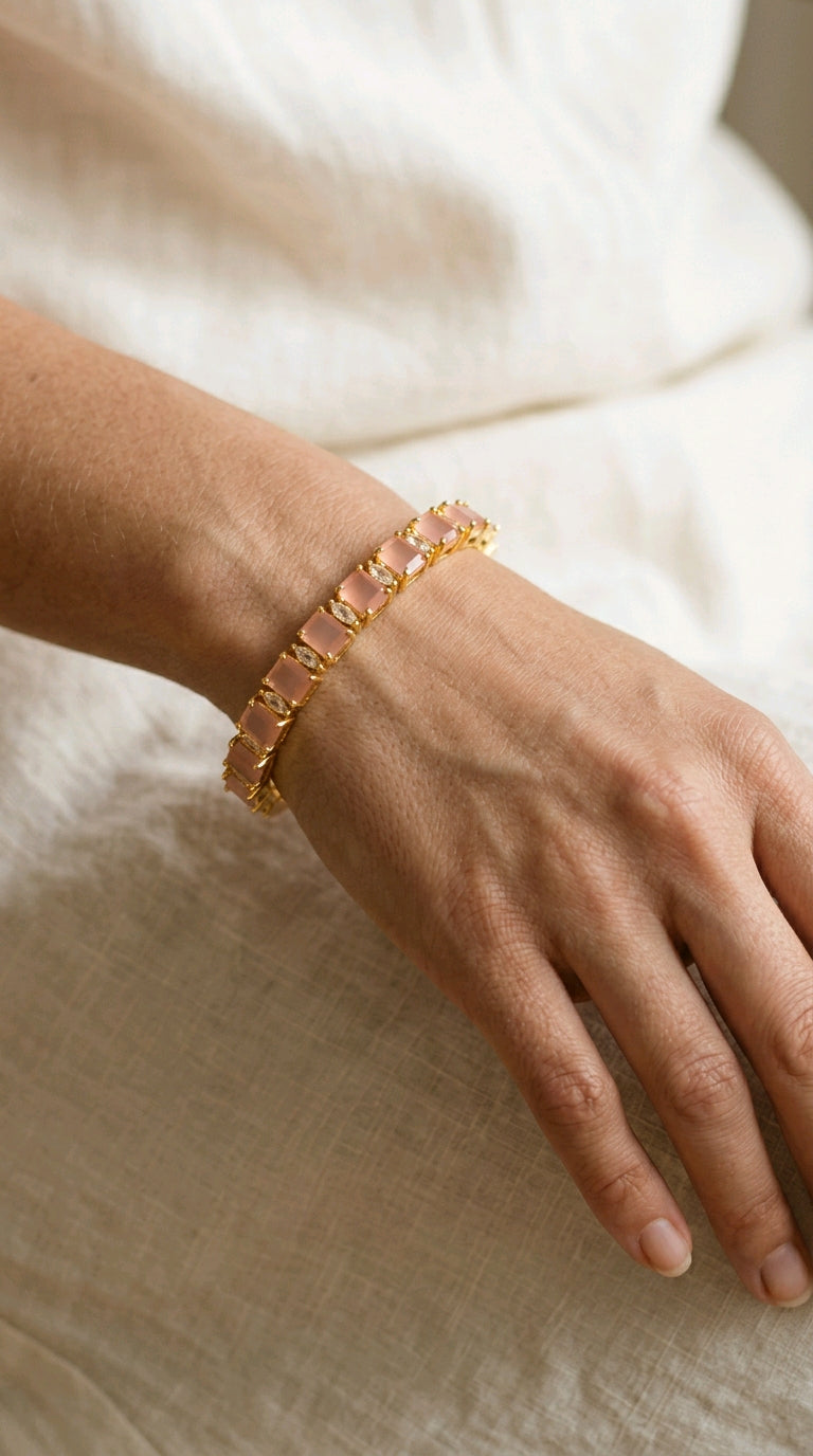 Golden Floral Halo Pink Stone Bracelet | سوار ذهبي بزهور الهالة والأحجار الوردية